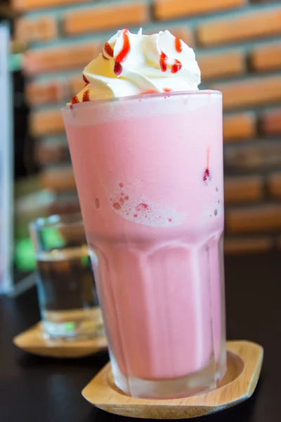 Ijs aardbei Smoothie op de houten tafel. — Stockfoto