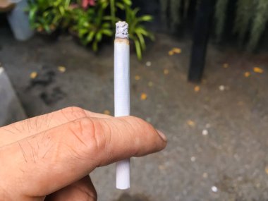 Sigara içen bir adam