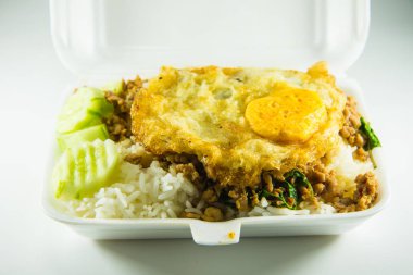 Kızarmış domuz eti ve fesleğenli pilav.