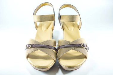 Beyaz arka planda kadın ayakkabı.