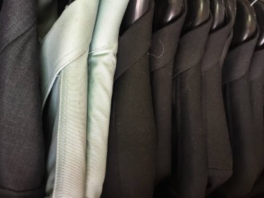 Takım elbise ve gömlek üzerinde clothesline asmak.