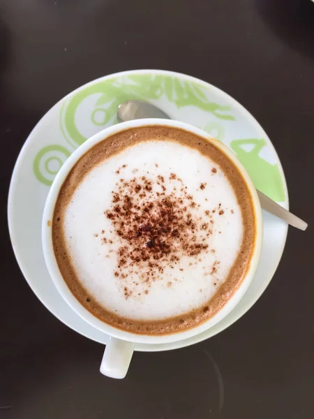 Горячий кофе в белой чашке — стоковое фото