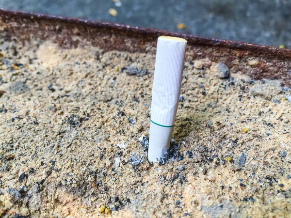 Muž kouřící cigaretu — Stock fotografie