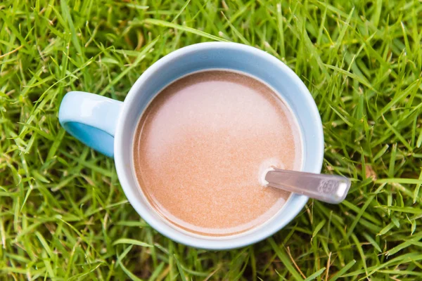 Café quente na grama — Fotografia de Stock