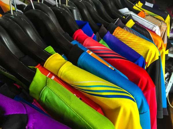 Färgglada sport skjorta hänga på klädstreck. Royaltyfria Stockfoton