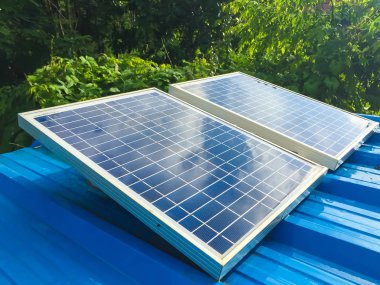 Güneş panelleri evde elektrik üretmek için kullanılır.