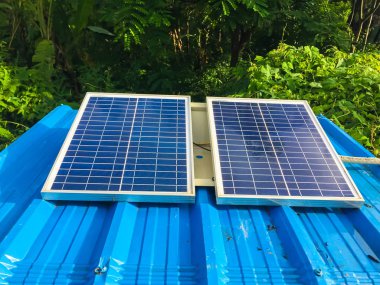 Güneş panelleri evde elektrik üretmek için kullanılır.