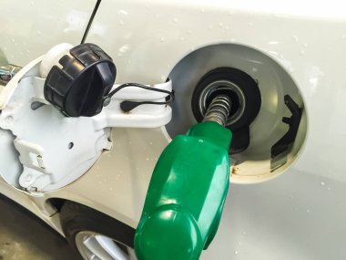 Yakıt pompa meme beyaz bir otomobilin yakıt tankında