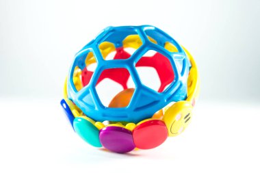 Beyaz arka plan üzerinde bebek oyuncak