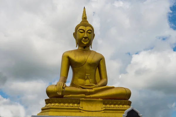 Estatua de buddha en el templo de Tailandia. — Foto de Stock