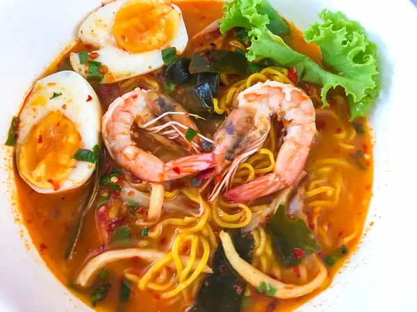 Лапша с морепродуктами. Азиатская кухня, Тайская кухня . — стоковое фото