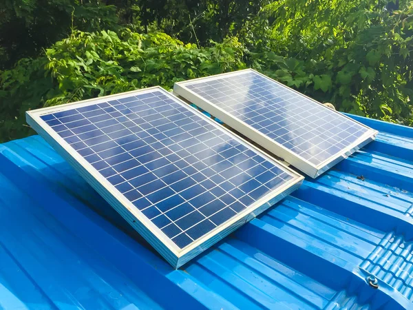 Les panneaux solaires sont utilisés pour produire de l'électricité dans la maison . — Photo