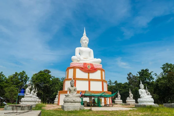 Tayland tapınağındaki Buda heykeli. — Stok fotoğraf