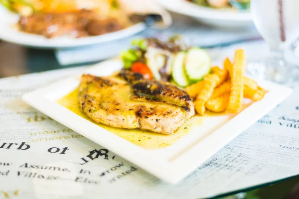 Delicioso filete de cerdo en una mesa . — Foto de Stock