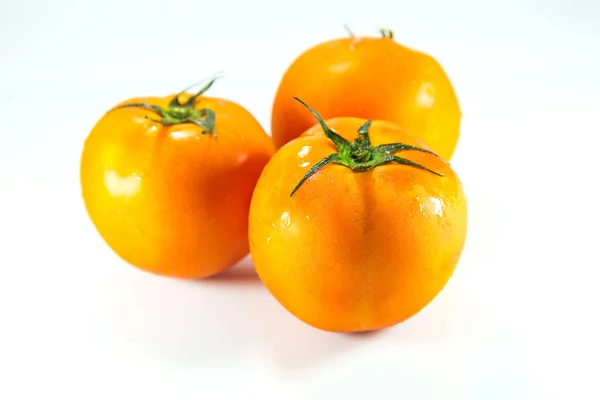 Tomate laranja sobre fundo branco . — Fotografia de Stock