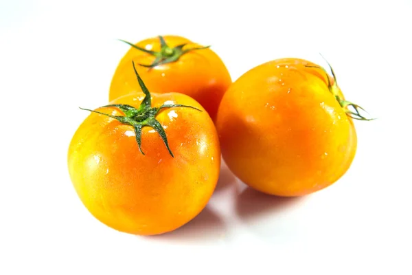 Tomate laranja sobre fundo branco . — Fotografia de Stock