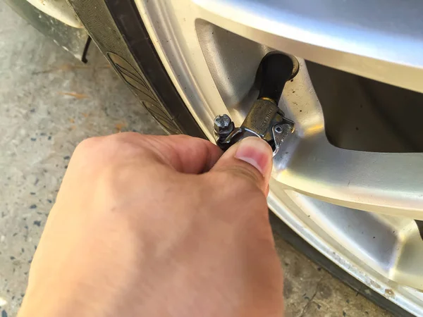 Tire pressure check. — Stock Photo, Image