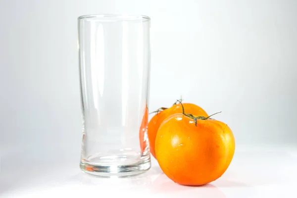 Suco de tomate no fundo branco . — Fotografia de Stock