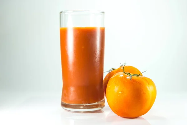 Tomatensaft auf weißem Hintergrund. — Stockfoto