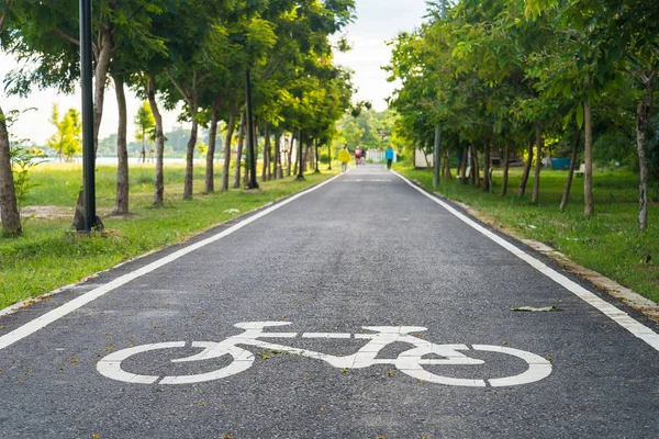 Bike lane i den offentliga trädgården i Thailand Stockbild