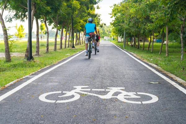 Bike lane i den offentliga trädgården i Thailand Stockbild