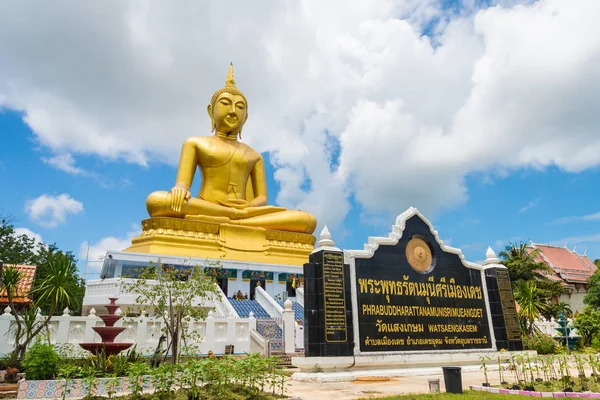 Buddha staty i templet av thailand. Royaltyfria Stockfoton