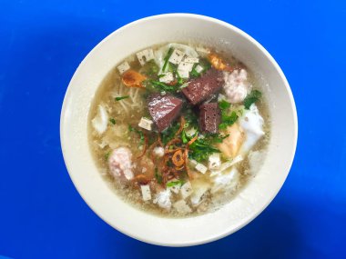 Erişte mavi arka plan masada. Asya gıda, Tayland Gıda.