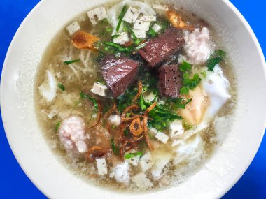 Erişte mavi arka plan masada. Asya gıda, Tayland Gıda.