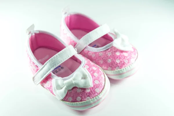 Розовая и белая обувь детей на белом фоне . — стоковое фото