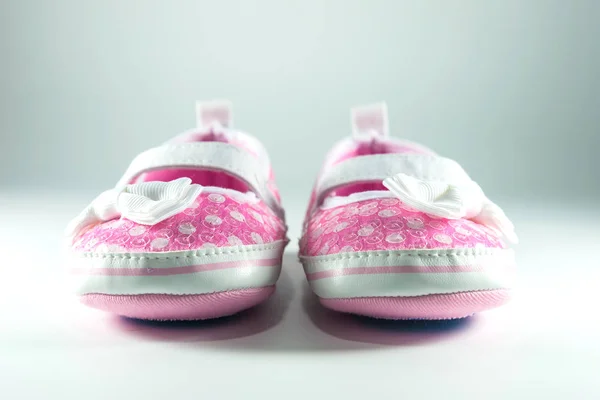 Roze en witte kinderschoenen op witte achtergrond. — Stockfoto