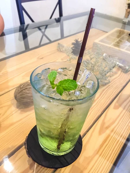 taze elma suyu cam ahşap bir masa üzerinde.