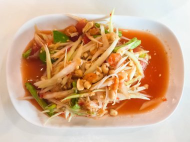 Restorandaki masada yeşil papaya salatası..