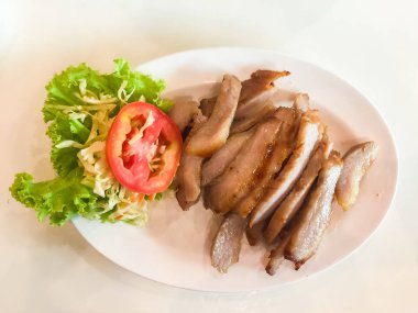 Restorandaki masada kızarmış domuz eti..