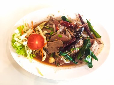 Restoranda masaya baharatlı kıyılmış domuz.