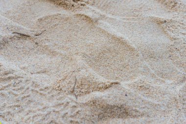 Sahilde ayak izleri.