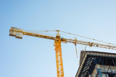 İnşaat vinci ve binaları.