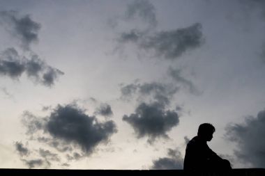 Güverte üzerinde oturan adam