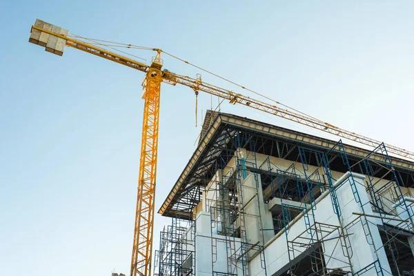 Baukran und Gebäude. — Stockfoto