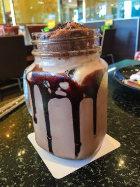 bir bardak buzlu çikolata