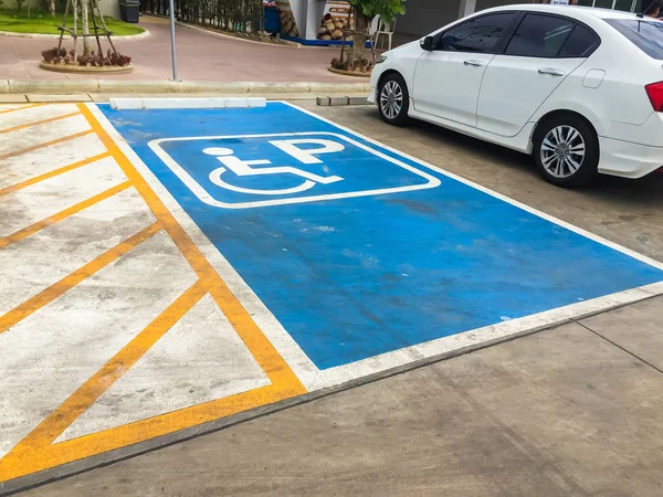 Engelliler için park yerleri