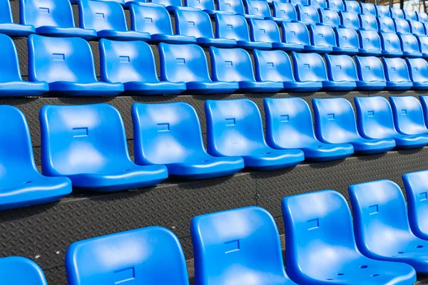 Assentos azuis na arquibancada — Fotografia de Stock