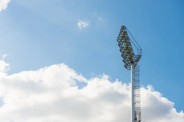 Bir futbol sahası projektör — Stok fotoğraf
