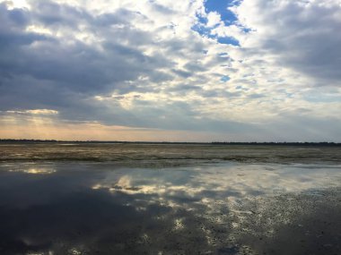 Bulutlu ve nehir, nehir bulutlu aynada
