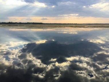 Bulutlu ve nehir, nehir bulutlu aynada