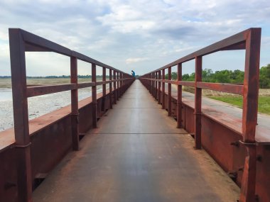 Çelik köprü geçiş için kullanılan nehir.