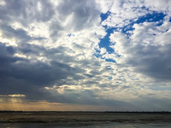 Bulutlu ve nehir, nehir bulutlu aynada