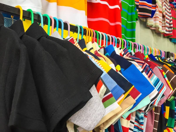 Πολλά Ρούχα Που Κρέμονται Στην Απλώστρα Ένα Κατάστημα — Φωτογραφία Αρχείου
