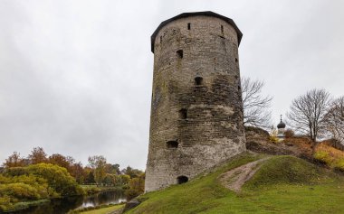 Pskov 'da Gremyachaya tepesinde, Pskova nehri kıyısında harap olmuş bir Gremyachaya kulesi.