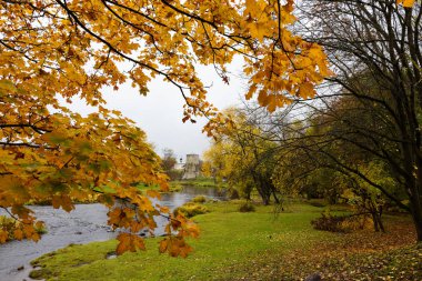 Ekim ayında Pskov 'da. Pskov 'da Gremyachaya tepesinde, Pskova nehri kıyısında harap olmuş bir Gremyachaya kulesi.