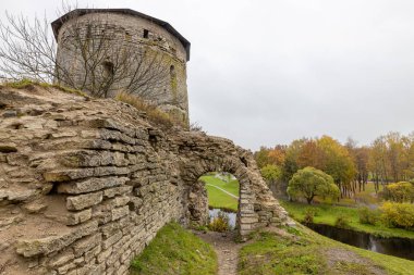 Pskov 'da Gremyachaya tepesinde, Pskova nehri kıyısında harap olmuş bir Gremyachaya kulesi.